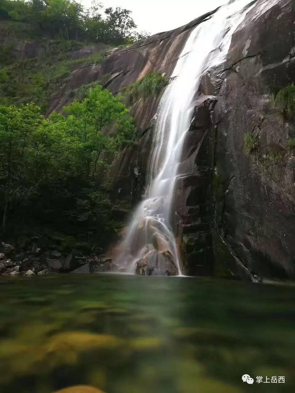 徐璐长发齐刘海发型,齐刘海好减龄修饰脸型,大长腿吸人眼球