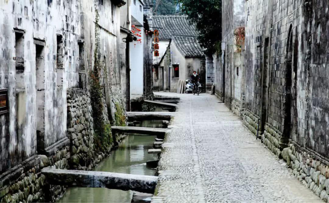 安阳“千万富婆”犯下雇凶杀人焚尸案，被捕后交代：他是我情夫